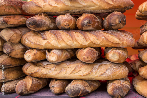 Barras de pan artesanal en el mercado.