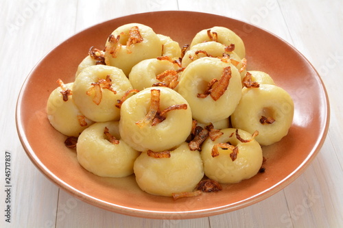 kluski śląskie z podsmażoną cebulą