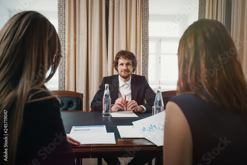 Billede på lærred boss and employees/ Head talks to two subordinate girls about working in a busin