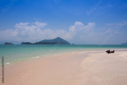Fototapeta Naklejka Na Ścianę i Meble -  Beautiful tropical beach at  Andaman Sea, Thailand