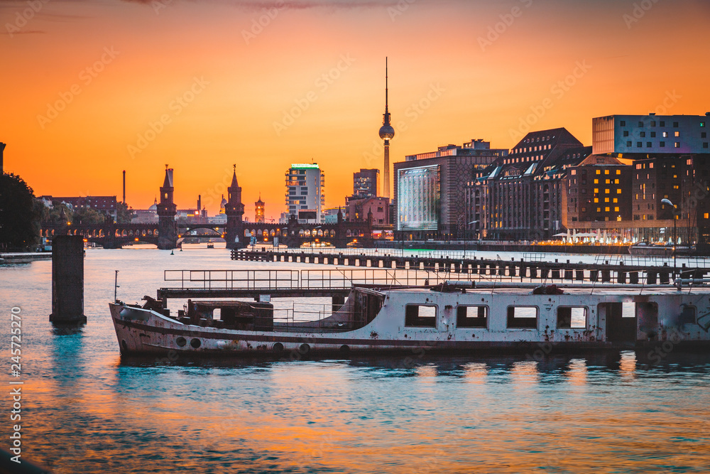 Fototapeta premium Panoramę Berlina ze starego wraku statku w Sprewie o zachodzie słońca, Niemcy