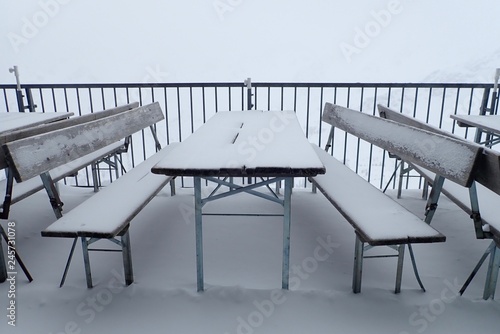 Terrasse des Fellhornrestaurants an der Bergstation im Schneetreiben © Malte Florian Klein