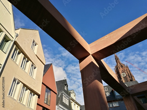 Blick von der Schirn Kunsthalle auf die Häuser der neuen Altstadt und den Kaiserdom St. Bartholomäus im Sommer am Römerberg in Frankfurt am Main in Hessen photo