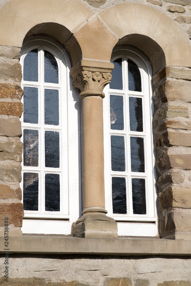 Fototapeta premium Fenster einer Friedhofskapelle