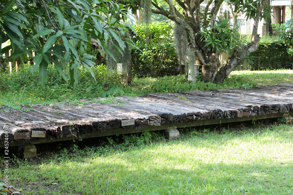 Obraz premium Wooden sleepers path for walking pedestrians in the garden.