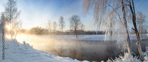 Panorama świtu na Reftinsky zbiornika w zimie, Rosja Ural, luty