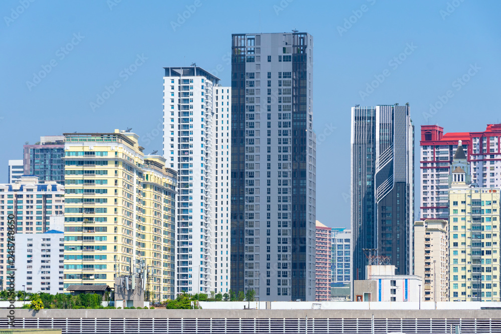 Obraz premium Density residential building vision blocked environment in Bangkok, Thailand.