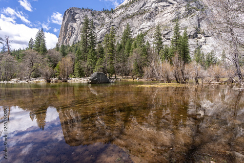 Mirror Lake Yosemite National Park © vichie81