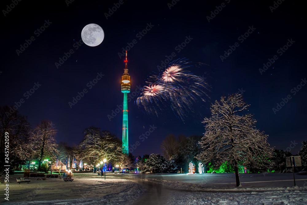 Florian mit Vollmond und Feuerwerk