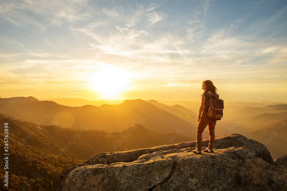Obraz premium Hiker meets the sunset on the Moro rock in Sequoia national park, California, USA.