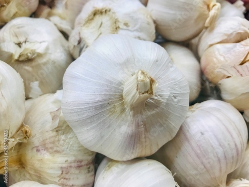 Small garlic cloves Prepare to sell in markets or supermarkets, food and spice marketing ideas in Asia.