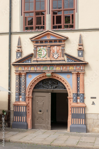 Eingangsportal des Rathauses in Naumburg an der Saale, Sachsen-Anhalt, Deutschland © sehbaer_nrw