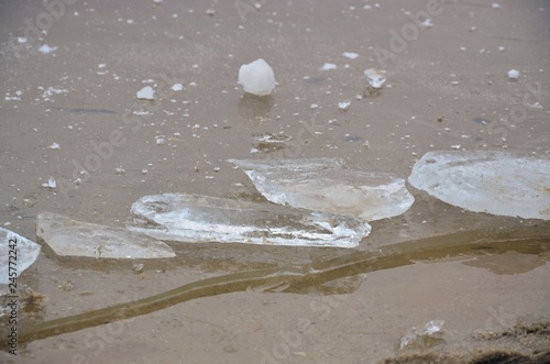 Eisschollen Eisstücke am Sandstrand