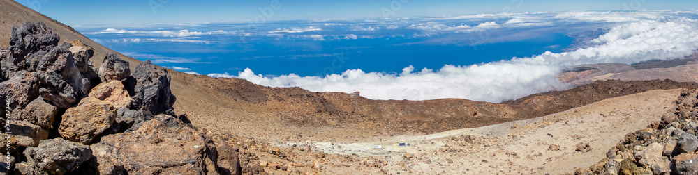 Fernblick vom Gipfel des Teide auf die Küste Teneriffas