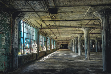 Tableau sur plexiglas Vieux bâtiments abandonnés Interior view of the abandoned Fisher Body Plant factory in Detroit. The plant is abandoned and vacant ever since.  © Mathias