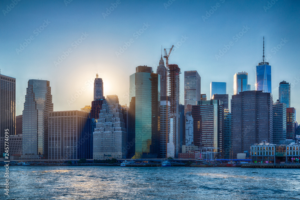 Fototapeta premium Sunset over Manhattan - View from Brooklyn park