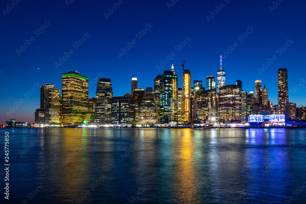 Fototapeta premium Zachód słońca nad Manhattanem - widok z parku Brooklyn