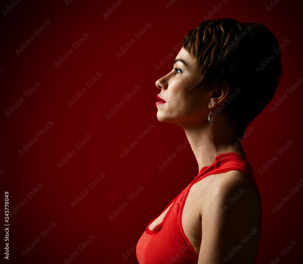 Obraz premium Close up portrait of a professional short hair business woman on red 