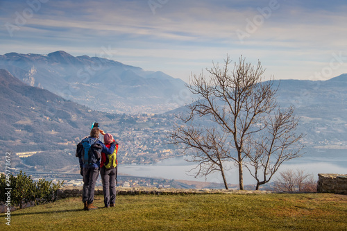 Couple of hikers at viewpoint in the mountains © afinocchiaro