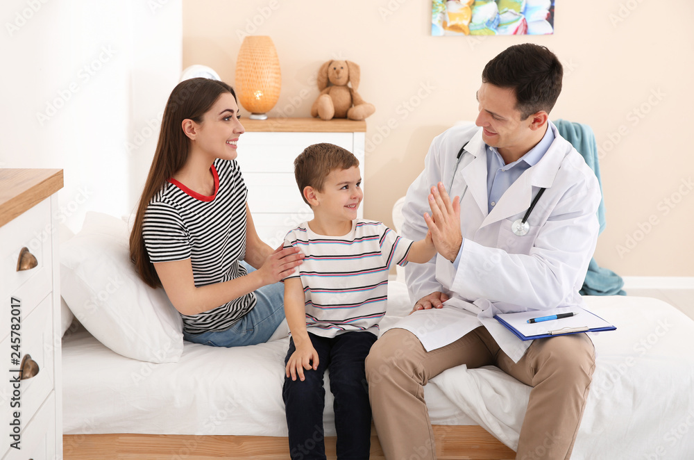 Obraz premium Children's doctor visiting little patient at home