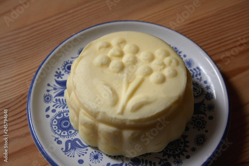 Butter mit Blumenmuster aus Holzmodel