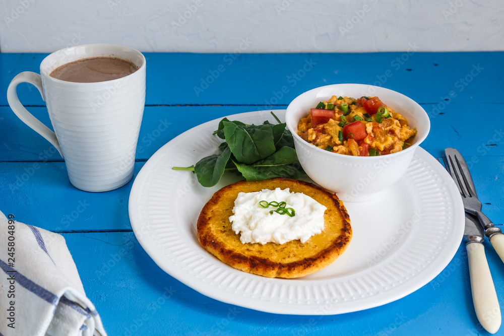 Scrambled eg with tomato and onion or huevos pericos Scrambled eg with tomato and onion or huevos pericos