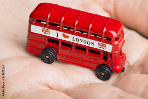 Foto I love London message on red bus, souvenir and symbol of London City, isolated o