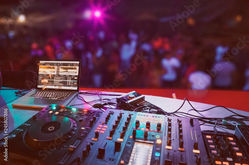 Tapety artystyczne DJ stand