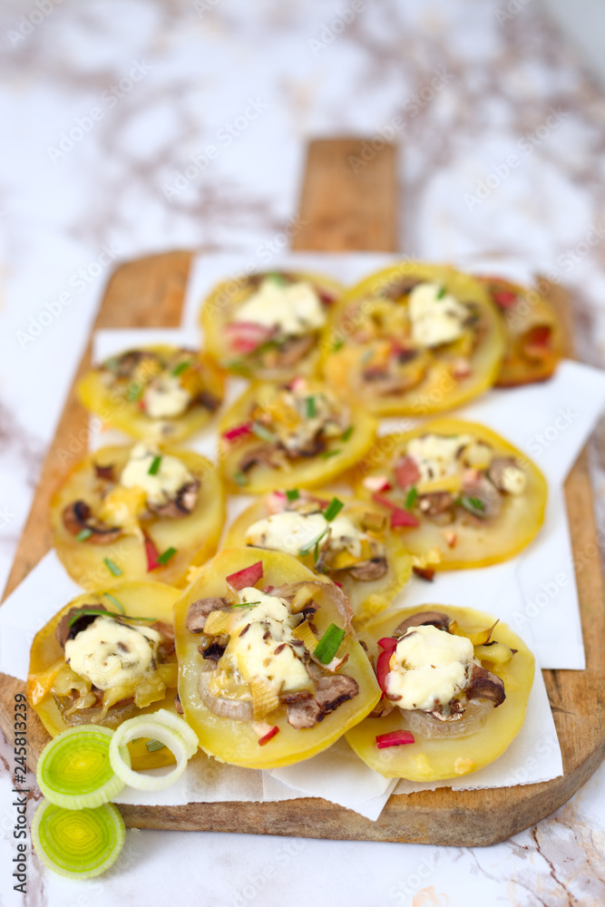 Fototapeta premium Überbackene Kartoffel-Scheiben