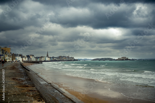 Saint Malo - En attendant la temp  te