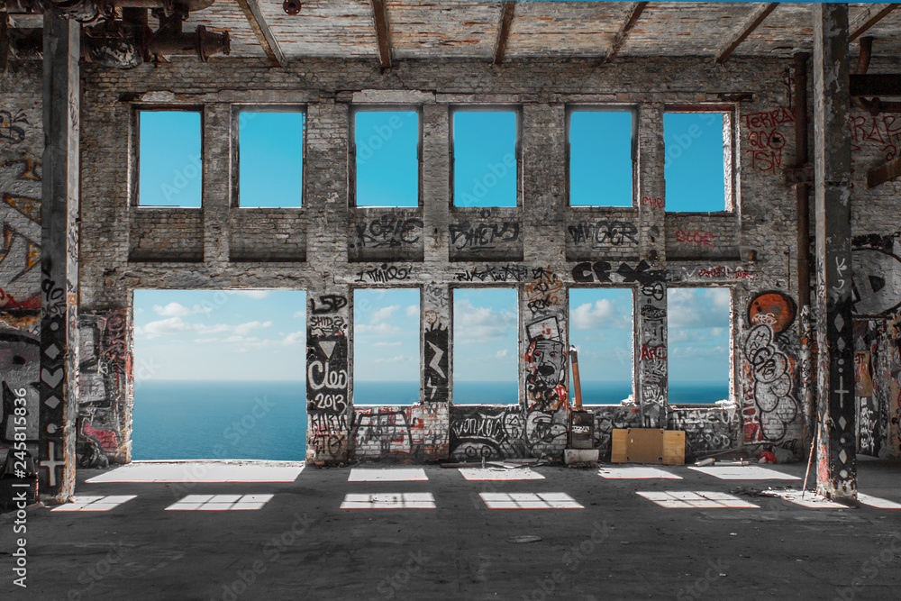 Fototapeta Ruina zaniechanego magazynu, okno z widokiem na ocean i niebieskie niebo