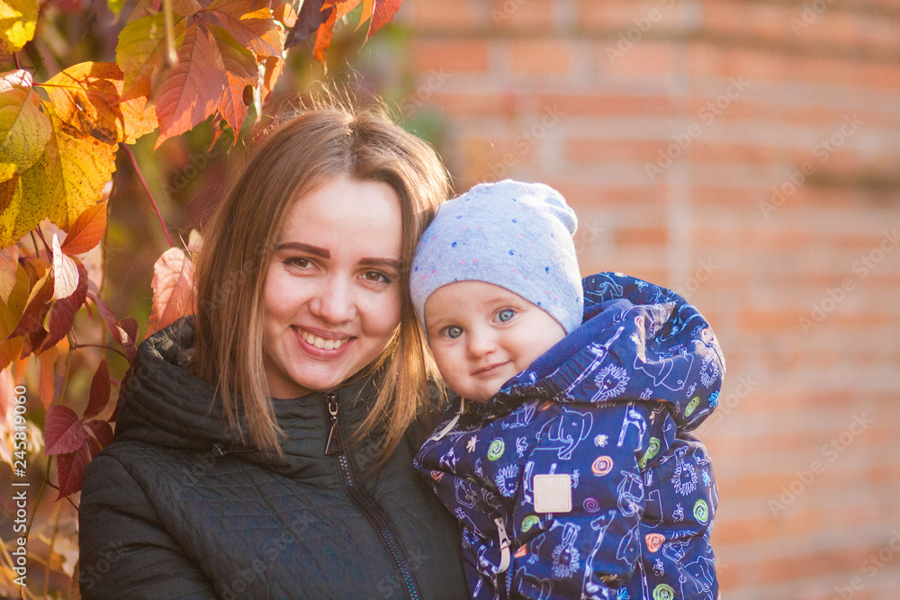 Obraz premium mother and baby in autumn park
