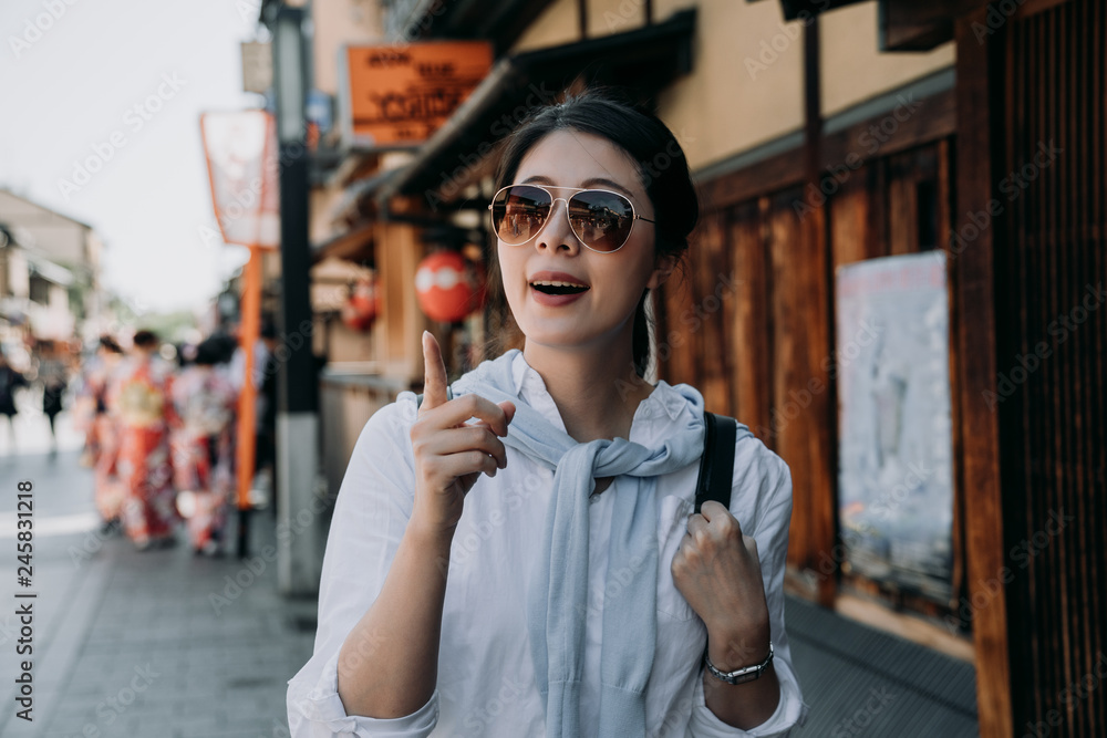 Obraz premium girl backpacker visiting Hanamikoji street