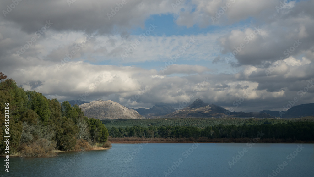 Lake with cloudy blue sky - Lago con cielo azul nublado