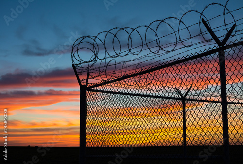 Canvas Print BSilouette of fence at sunset