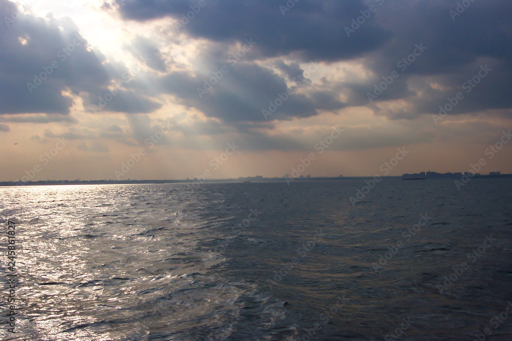 Obraz premium rays of light through the clouds