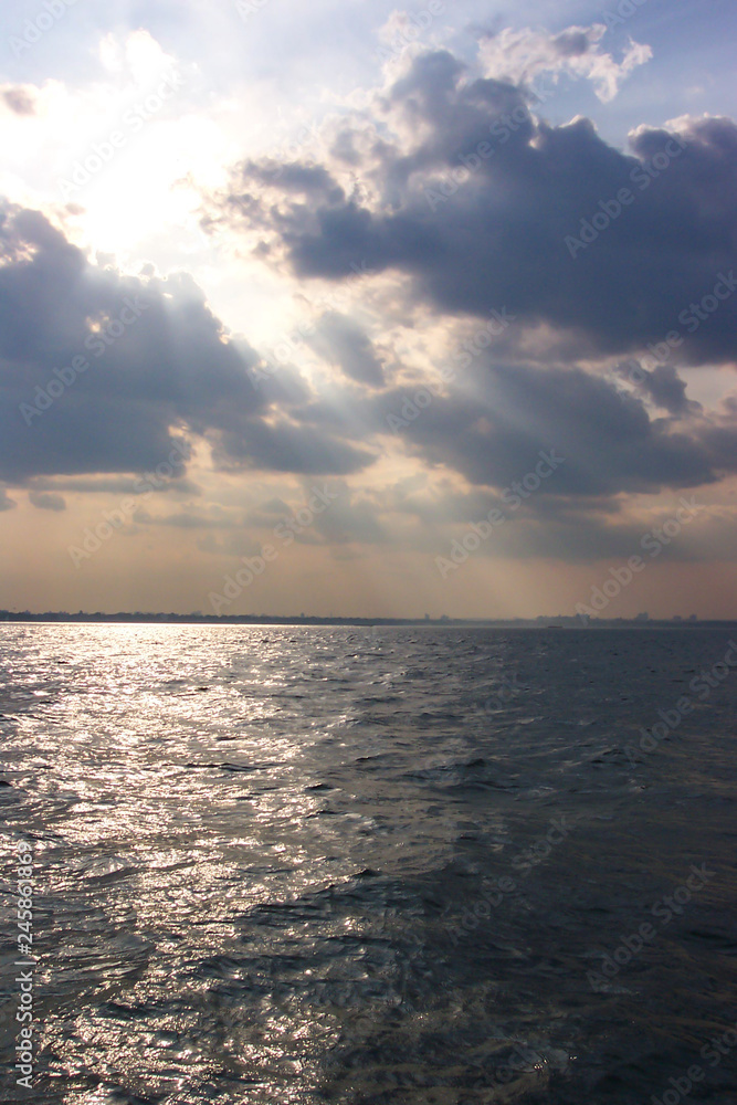 Fototapeta premium sun through clouds
