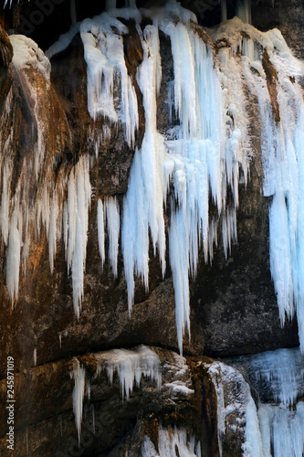 Photo bright nature frozen waterfalls in the winter