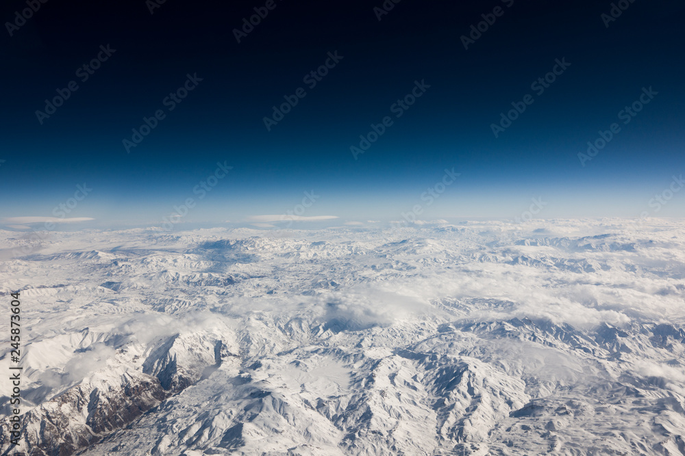 Schneelandschaft aufgenommen aus dem Flugzeug