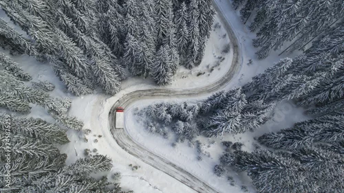 Obraz Meandrująca zimowa górska droga z ciężarówką
