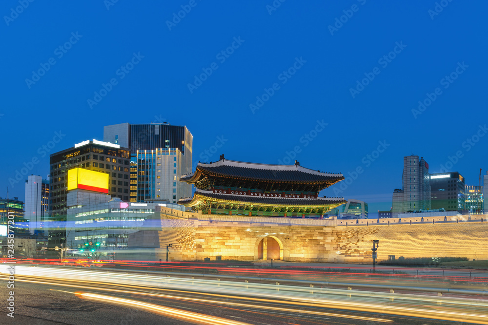 Fototapeta premium Seoul South Korea, Night city skyline at Namdaemun Gate (Sungnyemun)