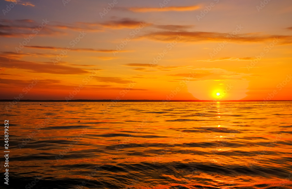 Naklejka premium Piękne ogniste niebo zachód słońca na plaży. Kompozycja natury