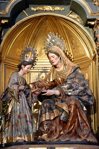 Φωτογραφία A sculpture of Saint Anne teaching the Virgin Mary is displayed in the Divino Sa