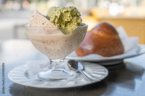 Obraz na plátne Granita siciliana al gusto di mandorla tostate e pistacchio con brioche sullo sf