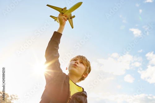 Junge beim Spielen mit Flugzeug in der Hand