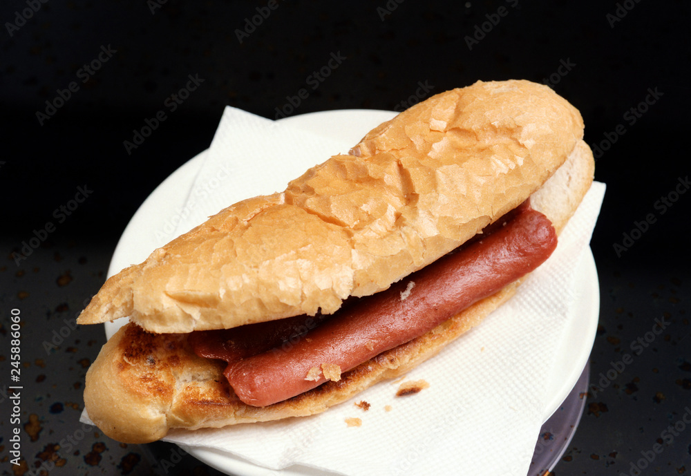 Bocadillo con una barrita de pan tostado y una salchicha frandkfurt. Bocadillo con una barrita de pan tostado y una salchicha frandkfurt.