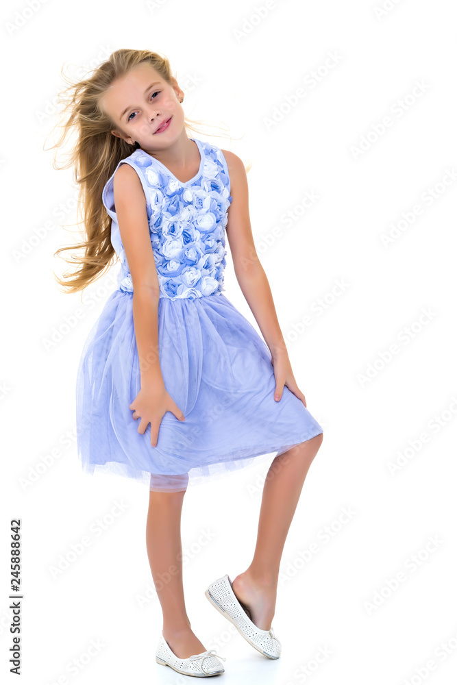 The little girl is full-length. The little girl is full-length.