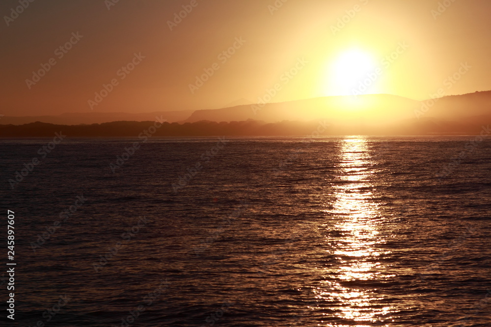 Wale auf dem Ozean bei Sonnenuntergang