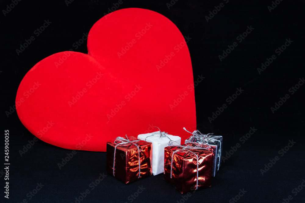 Sentiments Et Cadeaux Un Gros Coeur Rouge En Symbole De L Amour Et Des Paquets Cadeaux Stock Photo Adobe Stock