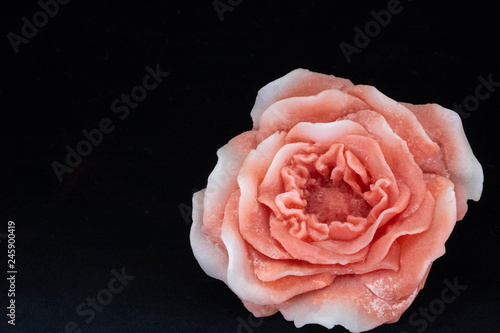 Romantique et féminine bougie rose en forme de fleur, objet détouré